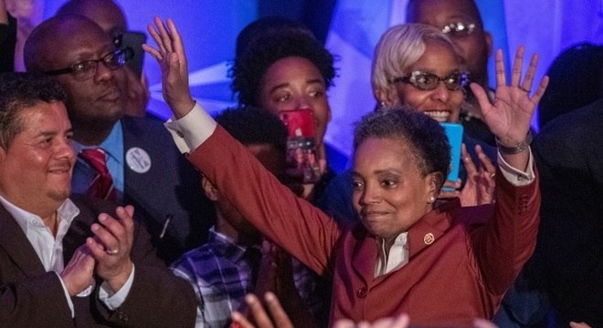 A prefeita de Chicago, Lori Lightfoot, cobrou dados por etnia dos hospitais