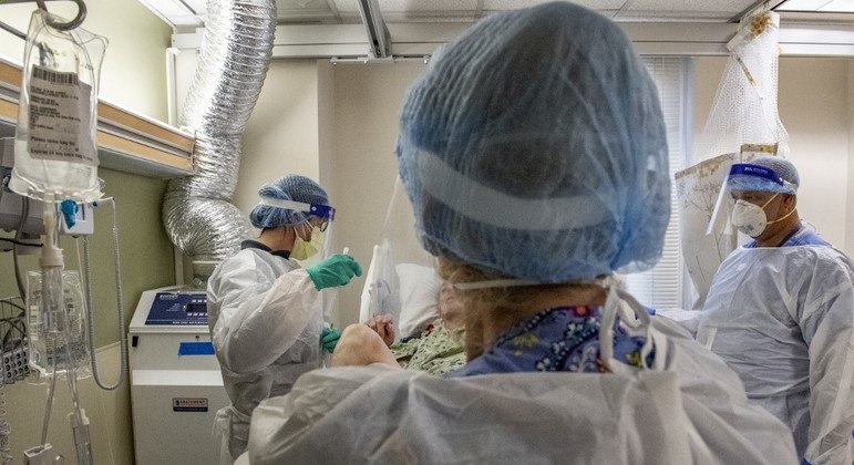 Equipe cuida de paciente com Covid-19 em hospital para veteranos em Boston
