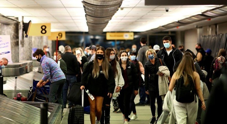 Viajantes que chegarem aos EUA terão de comprovar vacinação contra a covid-19
