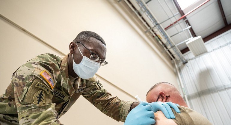 Sargento de primeira classe aplica vacina em soldado em Fort Knox, no Kentucky