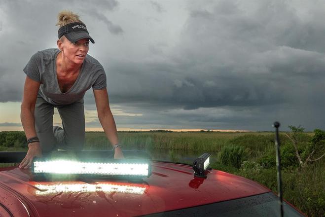 Na caamba da caminhonete dirigida por seu namorado, Amy usa uma luz forte para encontrar e atrair as serpentes em meio  vegetao do parque, uma rea pantanosa de 6 mil quilmetros quadrados no extremo sul da FlridaMulher  encontrada morta em casa com 140 cobras nos EUA
