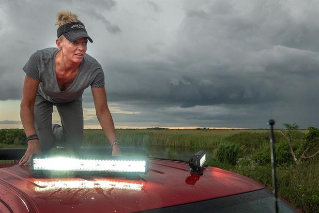 Na caçamba da caminhonete dirigida por seu namorado, Amy usa uma luz forte para encontrar e atrair as serpentes em meio à vegetação do parque, uma área pantanosa de 6 mil quilômetros quadrados no extremo sul da FlóridaMulher é encontrada morta em casa com 140 cobras nos EUA