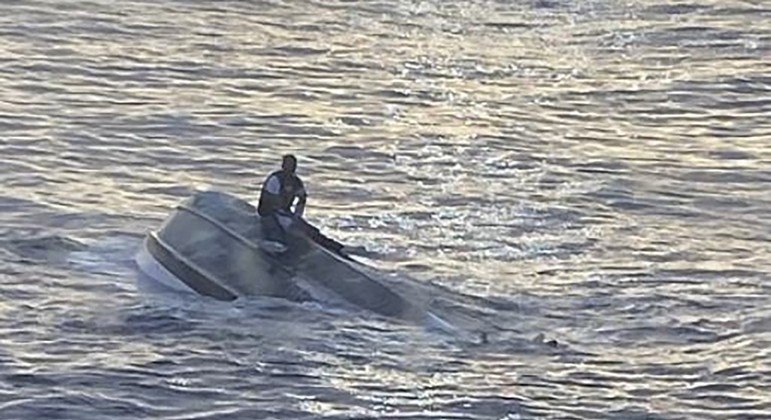 Sobrevivente de naufrágio é visto sentado em barco virado na Flórida