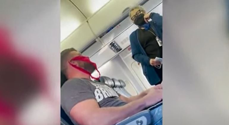 Passageiro com calcinha no rosto é informado que deveria deixar avião na Flórida 