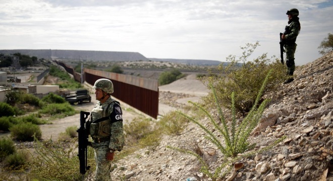 Autoridades vigiam na fronteira entre México e Estados Unidos