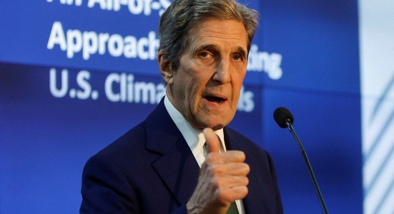 John Kerry, enviado especial dos EUA para o clima, fala enquanto participa da COP27