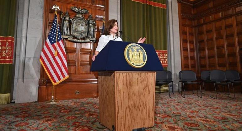 A governadora Kathy Hochul revisou o número de mortes por covid-19 em Nova York
