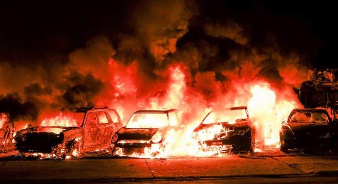 Carros foram incendiados durante protestos em Kenosha
