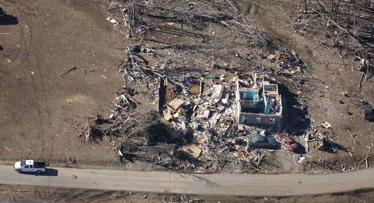 Imagem aérea mostra casa completamente destruída por tornados no estado do Kentucky