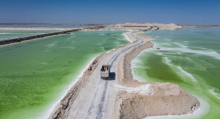 Lago Salgado de Chaerhan, na China, onde a salmoura é processada para extrair lítio e outros minerais