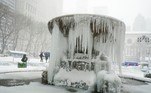 Em Nova York, onde o frio congelou completamente a água desta fonte no Bryant Park, foram registrados pelo menos 30cm de neve desde a noite de domingo