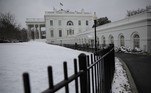 Na capital, Washington, uma enorme camada de neve cobriu o gramado da Casa Branca
