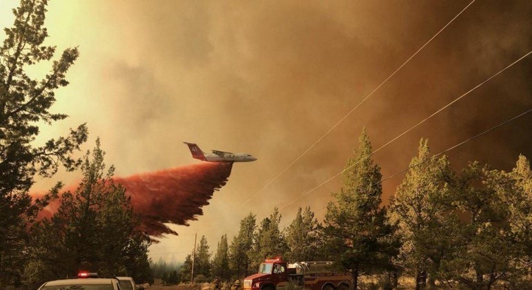 Incêndio no oeste do Canadá força milhares a deixar suas casas - Vimarsana News