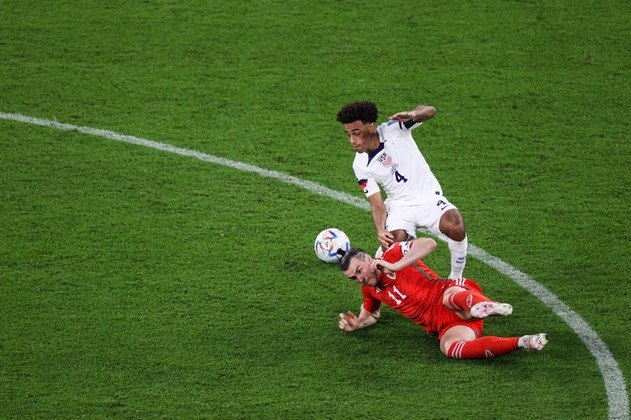Tyler Adams disputa a bola com Gareth Bale