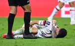 O camisa 10 dos EUA, Christian Pulisic, sentea panturrilha durante o jogo contra o País de Gales