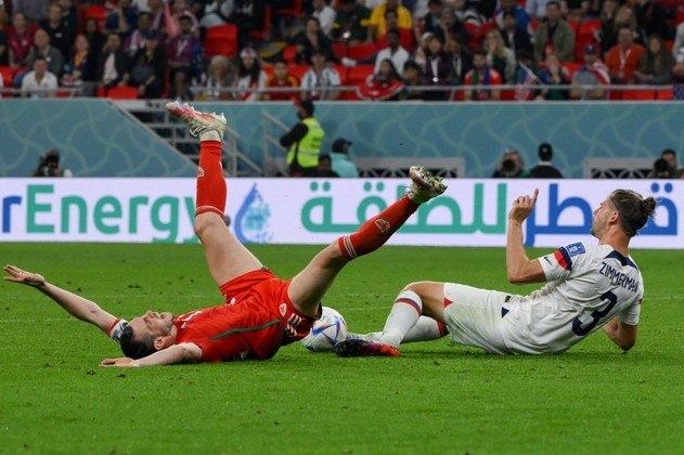 O zagueiro americano Walker Zimmerman cometeu pênalti no atacante galês Gareth Bale