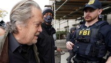 Ex-assessor de Trump, Steve Bannon se entrega ao FBI 