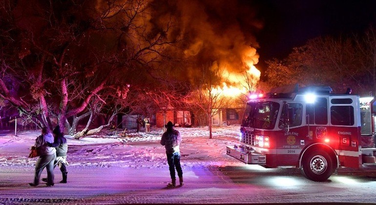 Com canos congelados, bombeiros não podiam nem tentar apagar incêndio em Abilene
