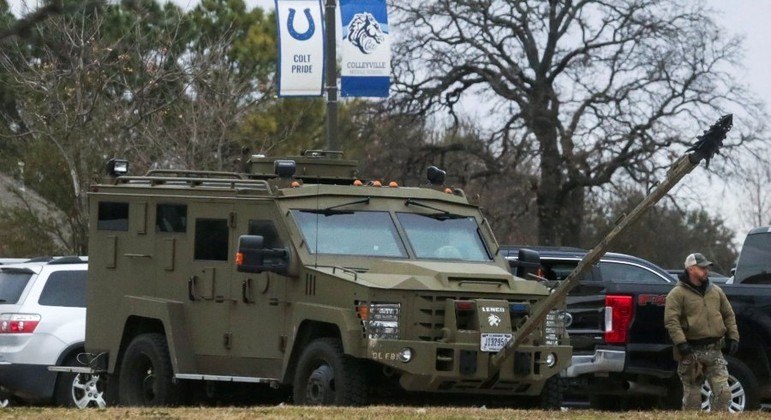 Swat colocou um veículo blindado próximo à sinagoga em Colleyville
