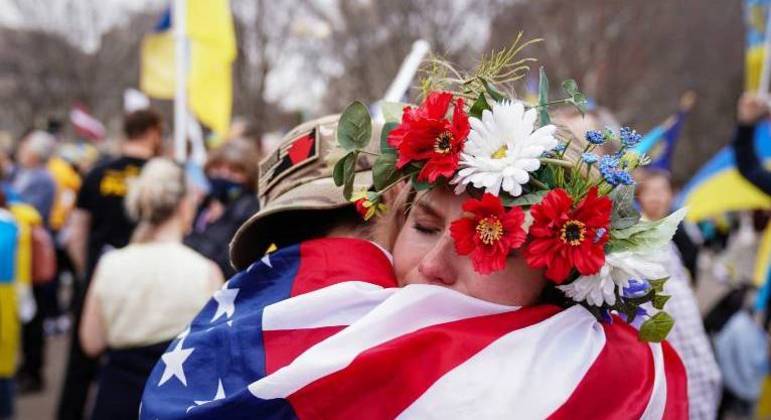 Casal se abraça durante protesto em Washington contra a invasão russa da Ucrânia