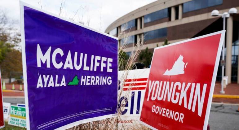 Placas de campanha para o democrata Terry McAuliffe e para o republicano Glenn Youngkin são colocadas juntas nas eleições da Virgínia