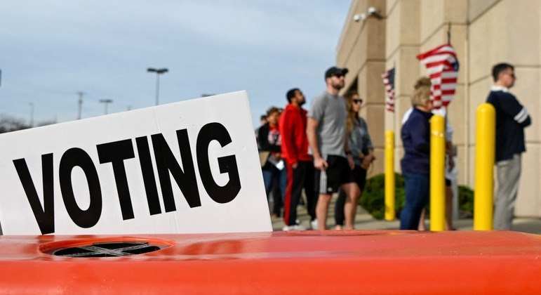 Americanos esperam na fila para votar nas eleições de meio de mandato, em Ohio