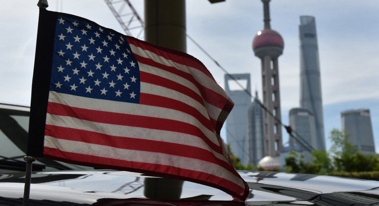Bandeira dos EUA hasteada em um carro do consulado dos EUA em Xangai
