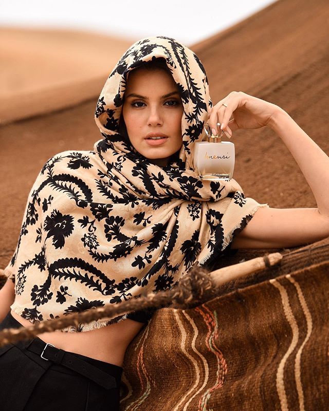 Camila Queiroz apresenta a fragrância exclusiva de flores do deserto (Divulgação/Eudora)