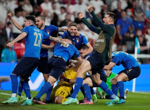 Jogadores comemoram a defesa de Donnarumma, que deu o título da Eurocopa à Itália