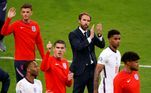 O técnico Gareth Southgate e os jogadores da Inglaterra agradecem a torcida que compareceu ao estádio de Wembley