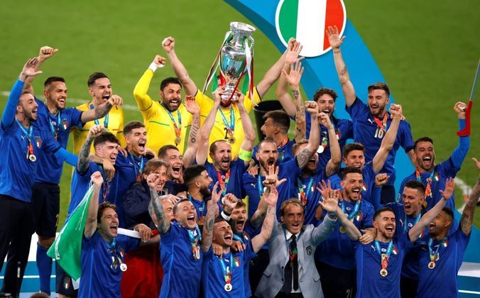 Itália recebe o troféu de campeã da Euro 2021