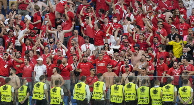 Público em estádios, como na Eurocopa, dão falsa sensação de fim da pandemia