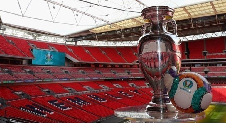 A taça, a bola, e o estádio de Wembley, sededas semis e da grande final