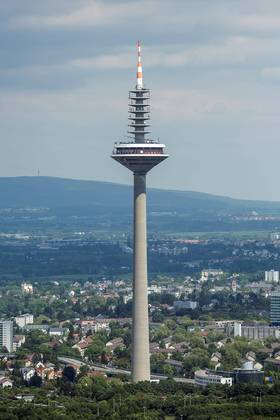 Europaturm - 337 metros - Alemanha - Está localizada em Frankfurt e foi concluída em 1979 para fazer transmissão de sinais de rádio e TV. Até julho de 2019, foi considerada a 23ª maior torre de estrutura independente do mundo.