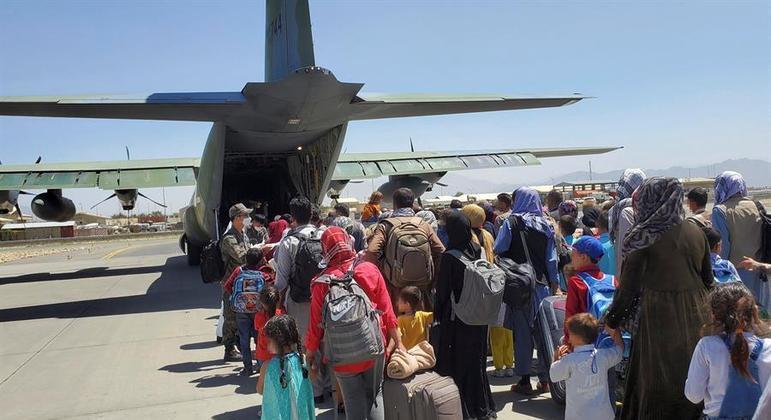 Explosões no aeroporto de Cabul aceleraram o processo de retirada de civis e diplomatas do Afeganistão