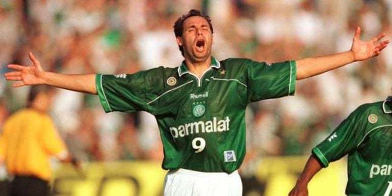 Evair, no ano 2000, foi do Palmeiras para o São Paulo. O fato foi motivado pela sua entrada apenas no segundo tempo na partida contra o Manchester United na final do mundial de clubes. Querendo valorização e tempo de jogo, foi para o Tricolor paulista.