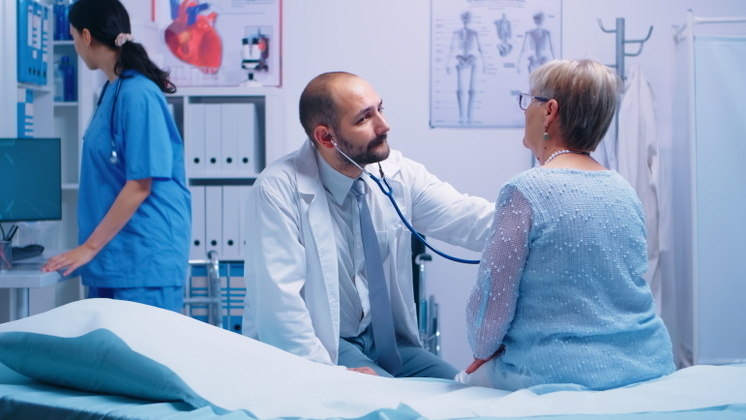 Nas questões de saúde é importante que os exames e as consultas de rotinas estejam em dia. 'É muito importante que as pessoas façam o acompanhamento com médico, para que as pessoas tenham acompanhamento médico durante a vida e se cuide. Se a pessoa controla a diabetes, se controla a hipertensão, o colesterol, por exemplo, é possível diminuir os impactos que prejudicariam o envelhecimento', diz a especialista Nas questões de saúde é importante que os exames e as consultas de rotinas estejam em dia. 'É muito importante que as pessoas façam o acompanhamento com médico, para que as pessoas tenham acompanhamento médico durante a vida e se cuide. Se a pessoa controla a diabetes, se controla a hipertensão, o colesterol, por exemplo, é possível diminuir os impactos que prejudicariam o envelhecimento', diz a especialista