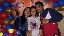Mãe da filha de MC Kevin diz: 'Ela acha que o pai está viajando'