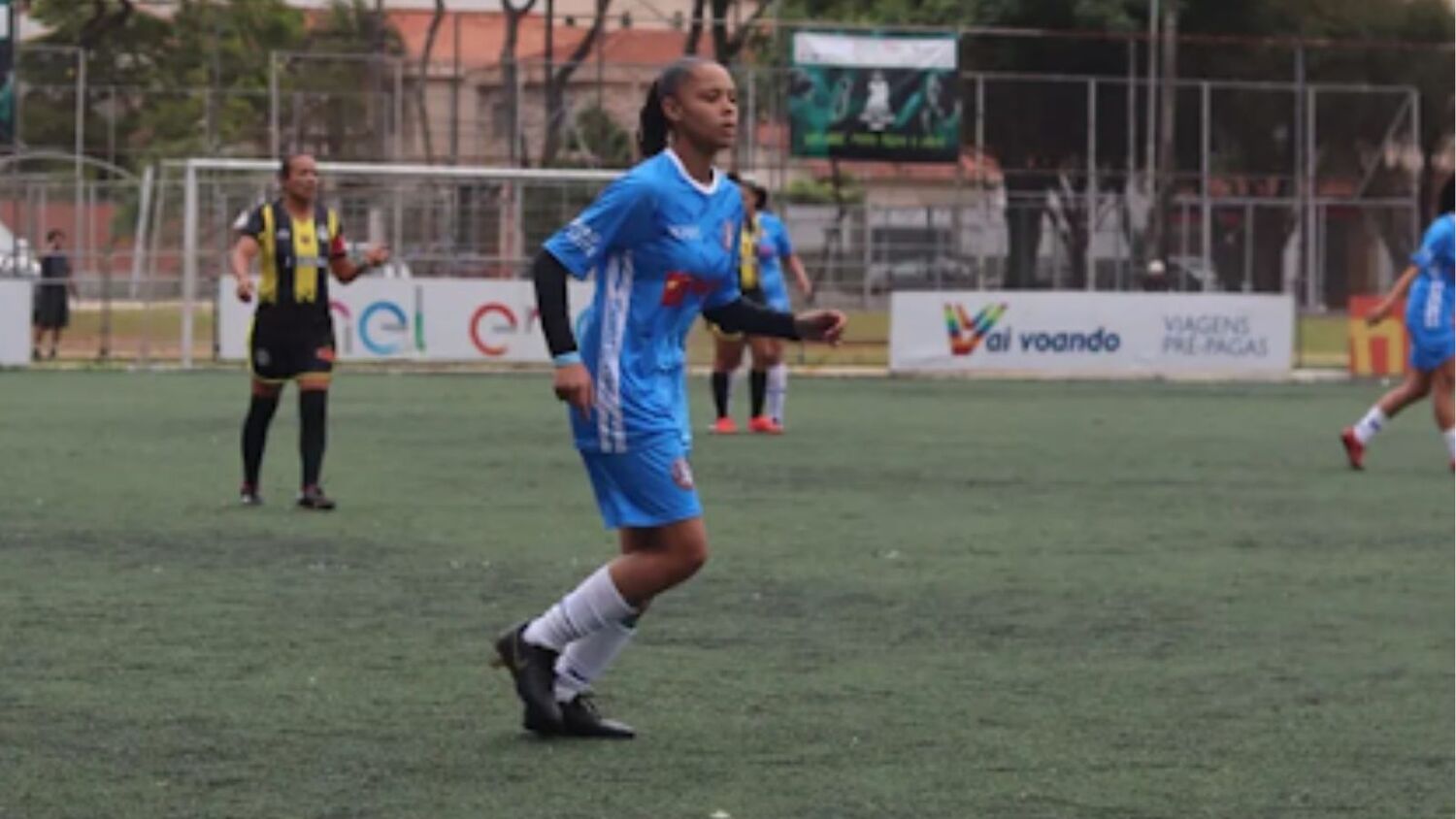 As Crianças Jogam Futebol Na Grama, Mantêm O Pé Na Bola. O