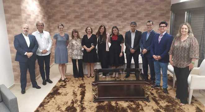 Na foto: Luiz Cláudio Costa, presidente da Record TV; Alexandre Gibotti, diretor-executivo da Associação Brasileira de Agências de Publicidade; Lisiane Braecher, procuradora da República, Flávia Kurobe, médica do núcleo de violência sexual do CRSM (Centro de Referência da Saúde da Mulher); Rosângela Grimaldi, coordenadora do setor administrativo do núcleo de violência sexual do CRMS; Priscila Costa Schreiner, procuradora da República, Fernanda Lelis, coordenadora nacional do projeto RAABE; Pedro Machado, procurador da República; Jerônimo Alves, responsável por Programa Social da Universal; André Dias, superintendente de rede da Record TV; Adriana Guerra, diretora Jurídica da Universal