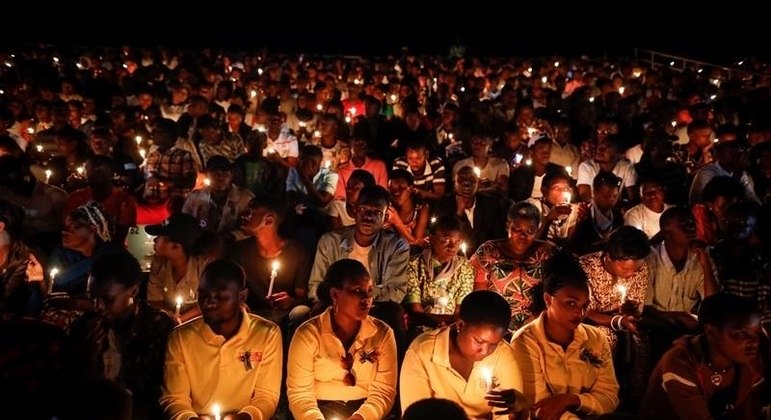 Ruandeses realizam ato em 2019 em lembrança às pessoas mortas durante o genocídio
