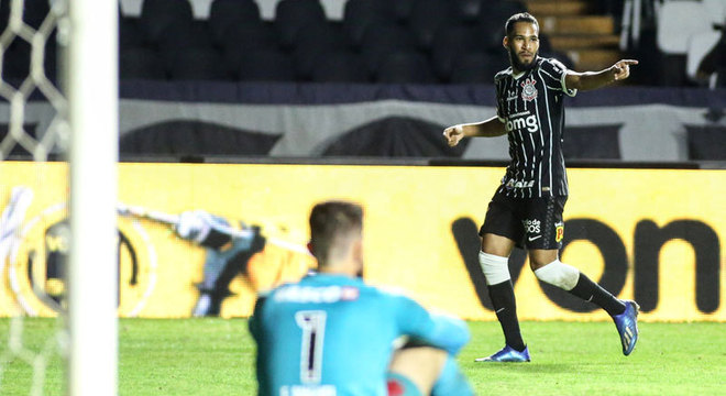 Sorte presente. Everaldo iria cruzar, a bola desviou em Henrique. Corinthians venceu