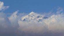 Alpinista americano de 66 anos morre na tentativa de subir o monte Everest