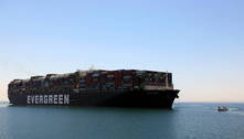 Navio que travou Canal de Suez levanta âncora após três meses