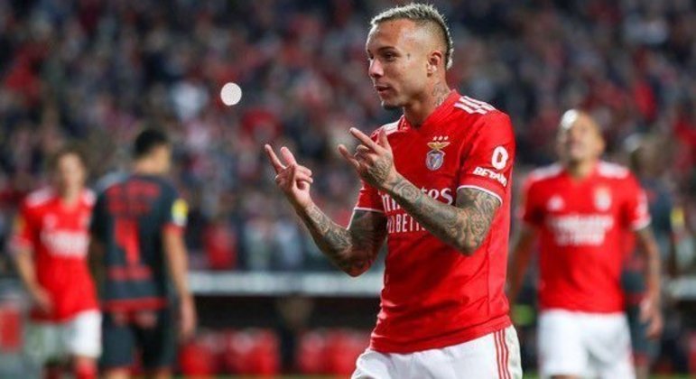 Everton Cebolinha durante partida pelo Benfica