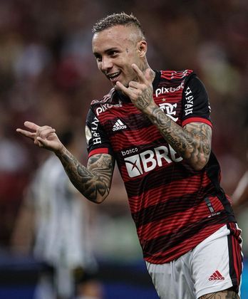 Everton Cebolinha estava no Benfica até o meio de 2022, quando foi comprado pelo Flamengo por 14 milhões de euros, cerca de R$ 77 milhões