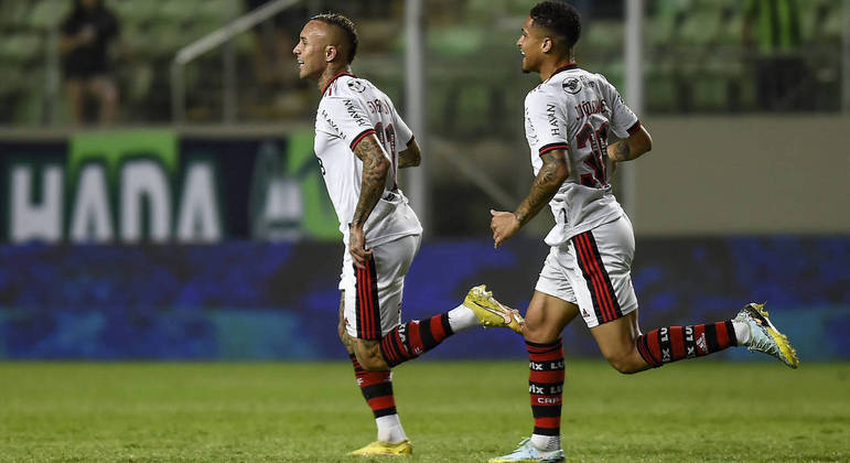 Everton comemora gol no primeiro tempo