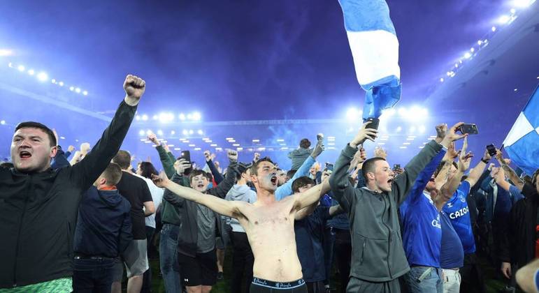 Torcedores do Everton fora à loucura depois do terceiro gol e invadiram o campo
