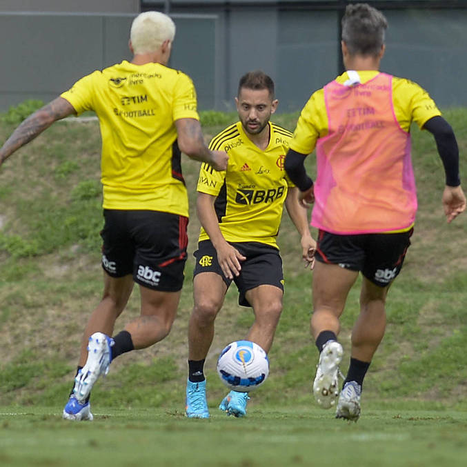 Everton Ribeiro (ao centro) durante treino no CT Ninho do Urubu