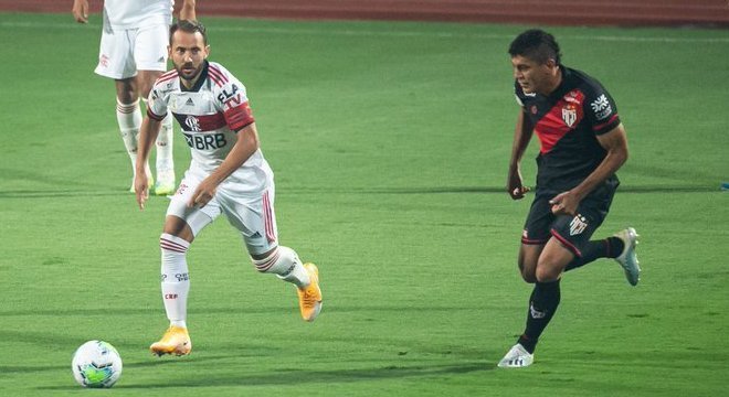 Everton Ribeiro. Perdido como todo time do Flamengo, em Goiânia